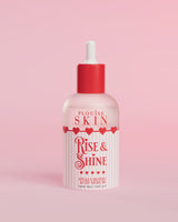 Une bouteille de sérum à l'acide hyaluronique P.Louise Rise and Shine avec une étiquette rose et un compte-gouttes rouge, sur fond rose.