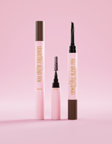 Un stylo à sourcils P.Louise Signature avec les couvercles retirés à chaque extrémité pour que l'applicateur soit visible sur fond rose