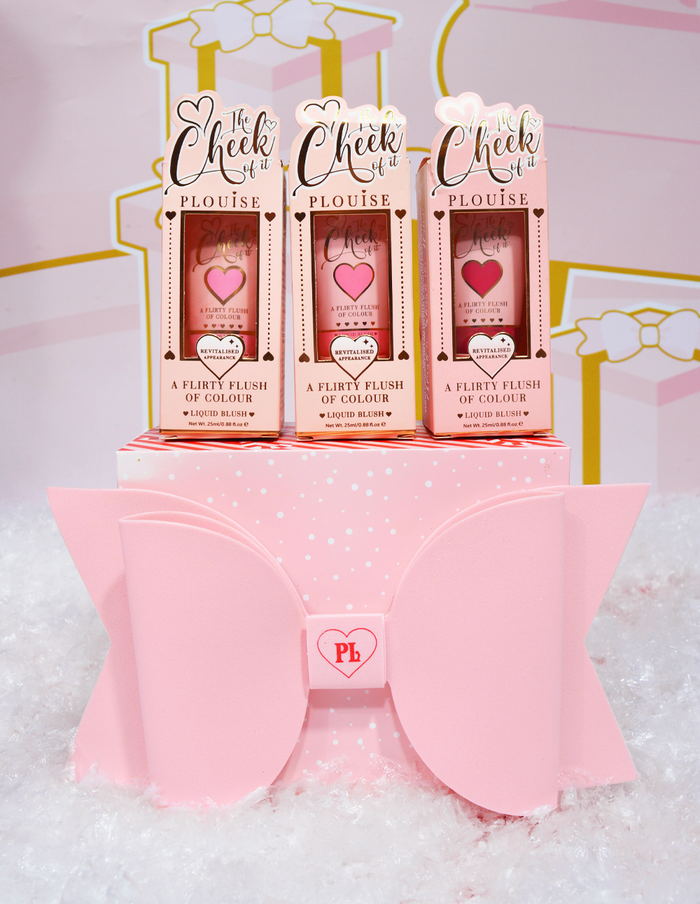 Boîte d'emballage cadeau avec nœud rose