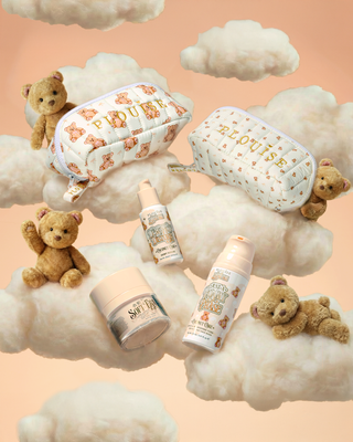 Une image du kit de démarrage de soins de la peau P.Louise The Softest Touch entouré de nuages ​​duveteux et d'ours en peluche