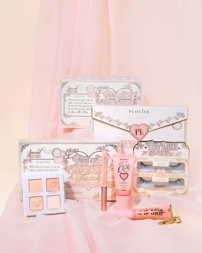Coffret de maquillage de mariée P.Louise You're Cordialy Invited avec packaging rose et blanc sur fond rose tendre