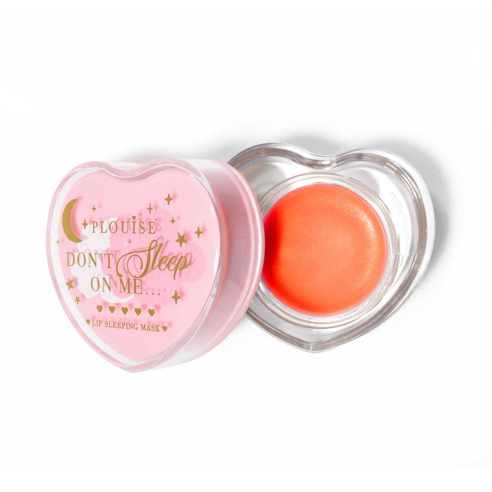 Masque de sommeil à lèvres en forme de coeur rose avec le couvercle retiré sur fond blanc