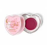 Masque de sommeil à lèvres en forme de coeur rose avec le couvercle retiré sur fond blanc