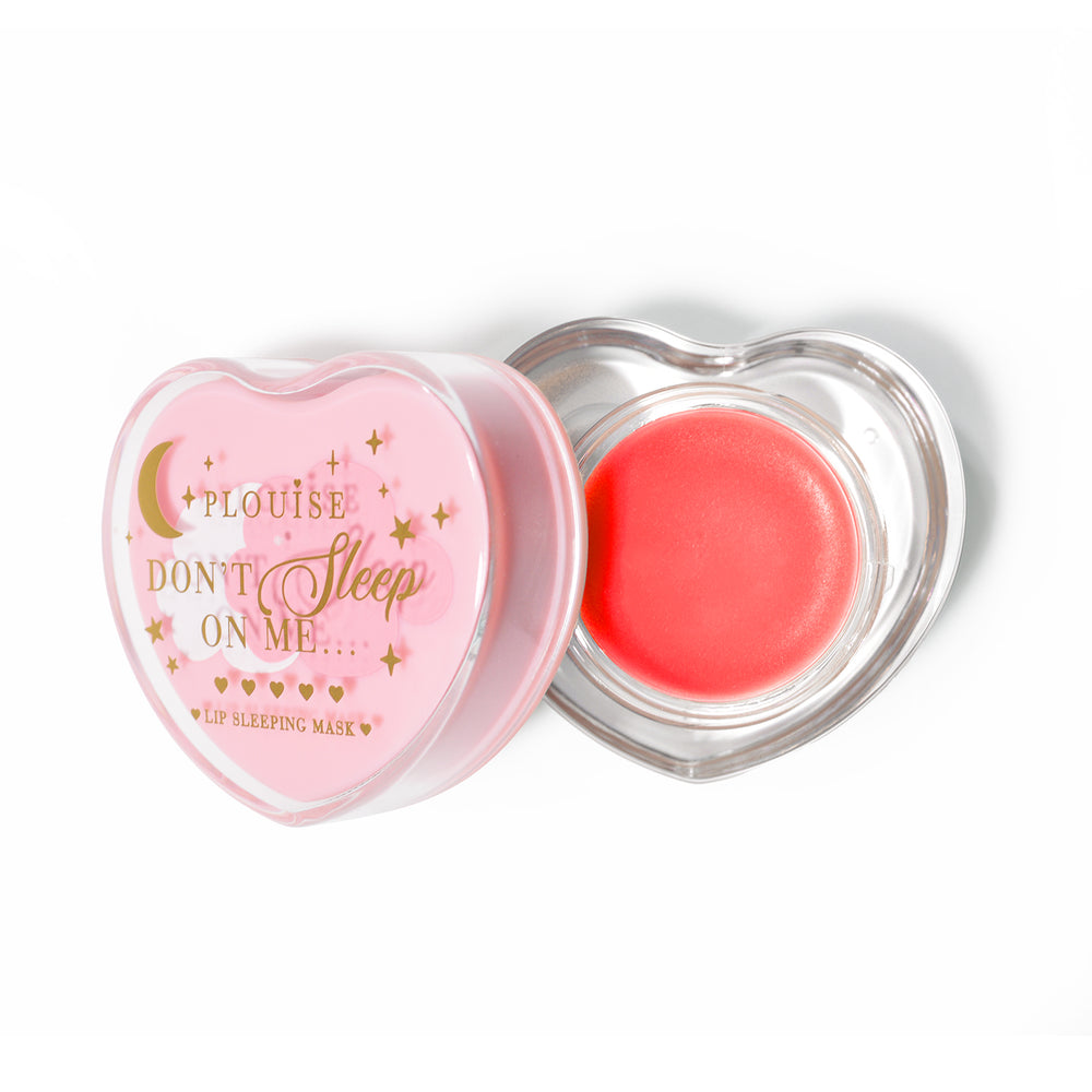 Masque de sommeil à lèvres en forme de coeur rose avec le couvercle retiré sur fond blanc