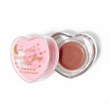 Masque de sommeil à lèvres en forme de coeur rose avec le couvercle retiré sur fond blanc