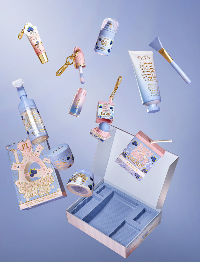 Produits P.Louise Obsessed For Bad Bitch Myrtille flottant sur un fond bleu