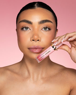 P.Louise Stay Shining Lip Gloss Lip Oil sur un modèle