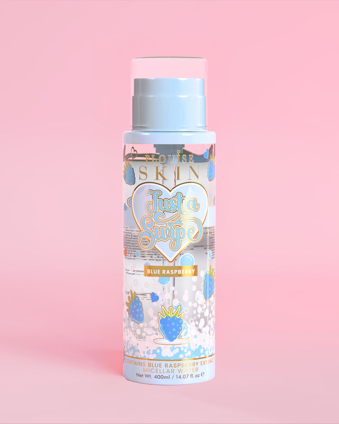 Eau micellaire parfumée à la framboise bleue P. Louise Just A Swipe avec motifs de framboise bleue sur le flacon sur fond rose clair