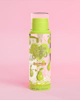 Une bouteille d'eau micellaire parfumée à la poire P. Louise Just A Swipe avec des motifs de poire sur la bouteille sur fond rose clair
