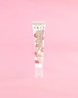 Tube de crème éclaircissante pour les yeux à la vitamine C P. Louise Dose Of Dreams sur fond rose