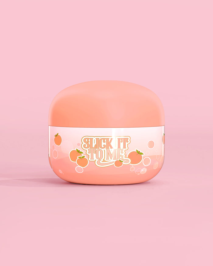 Pot de Baume Corps Fondant Pêche Slick It To Me de P. Louise fond rose