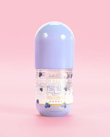 Bouteille de P. Louise Clear The Air Blueberry Gel Cleanser sur fond rose