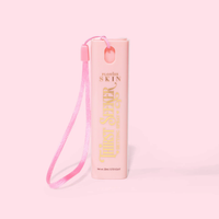 Mini porte-clés rose format voyage P.Louise Thirst Seeker Spray fixant hydratant avec une sangle sur fond rose