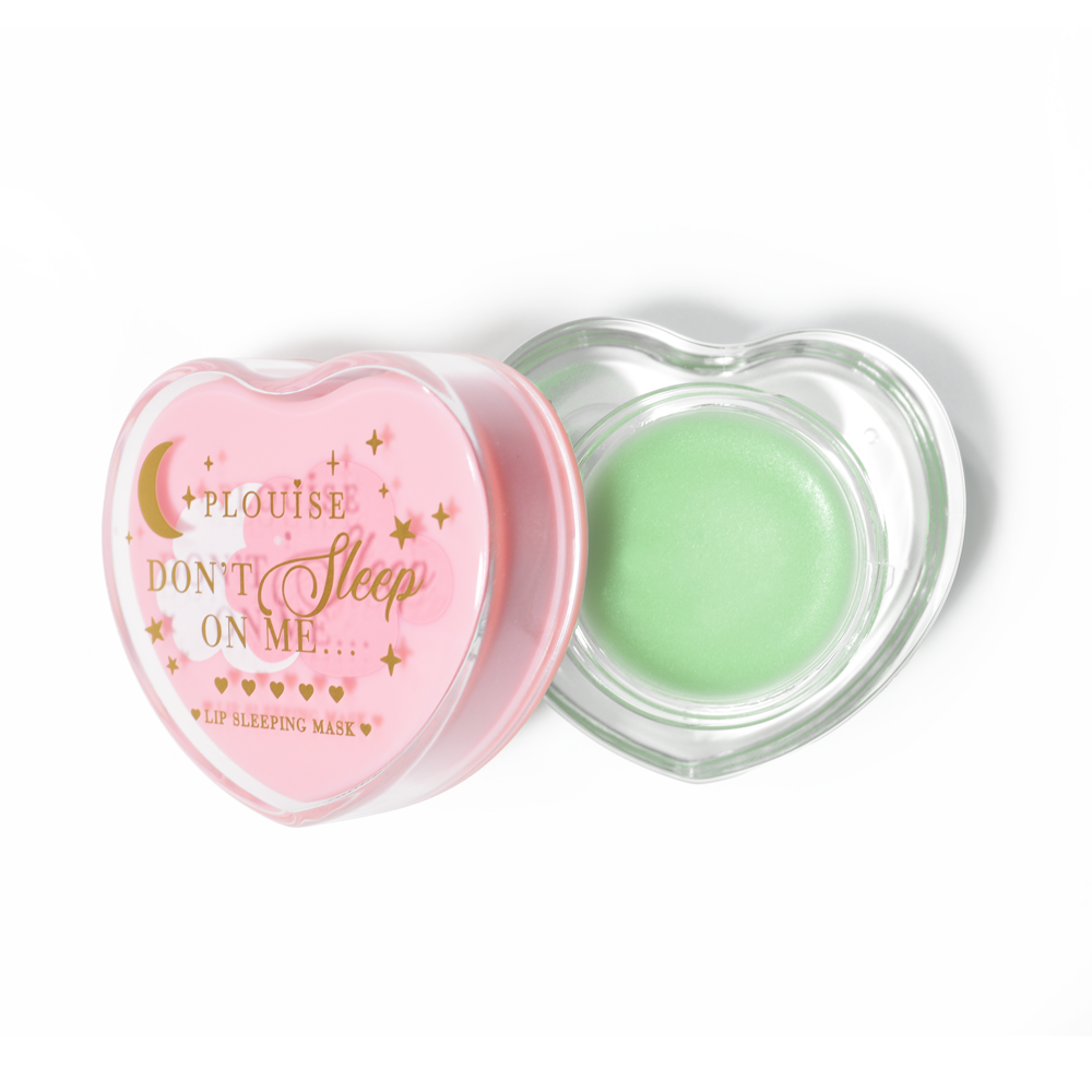 Masque de sommeil à lèvres en forme de coeur rose avec le couvercle retiré sur fond blanc
