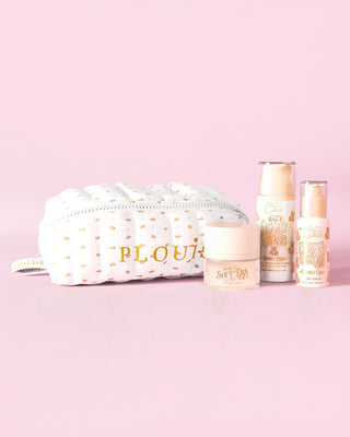 Une image du kit de démarrage de soins de la peau The Softest Touch de P.Louise avec une trousse de maquillage et de soins de la peau en peluche en petits caractères comprenant 3 produits de soins de la peau sur fond rose