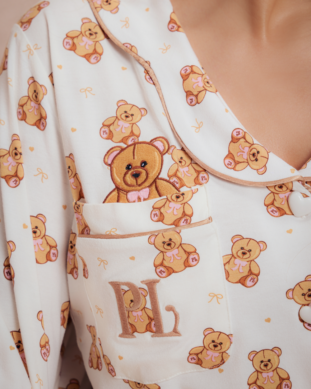 Gros plan de l'imprimé ours en peluche sur un ensemble de pyjama pour femme