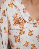 Gros plan de l'imprimé ours en peluche sur un ensemble de pyjama pour femme