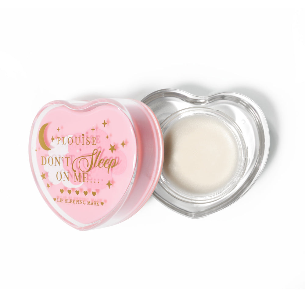 Masque de sommeil à lèvres rose en forme de coeur en blanc sur fond blanc