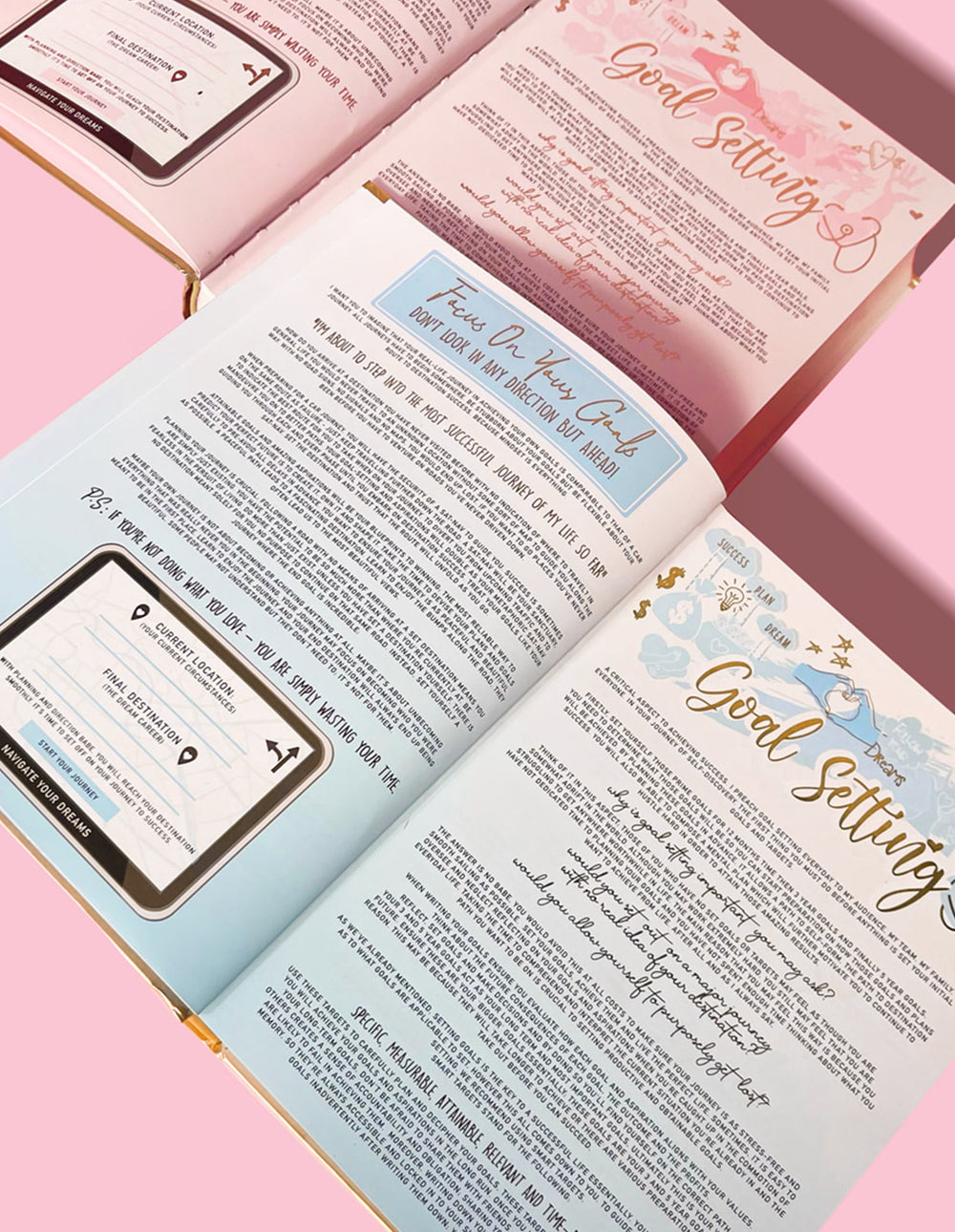 Un journal inspirant présentant plusieurs pages visibles, montrant des sections sur l'établissement d'objectifs et d'autres sujets de développement, sur fond rose.