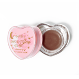 Masque de sommeil à lèvres en forme de coeur rose avec le couvercle retiré sur fond blanc
